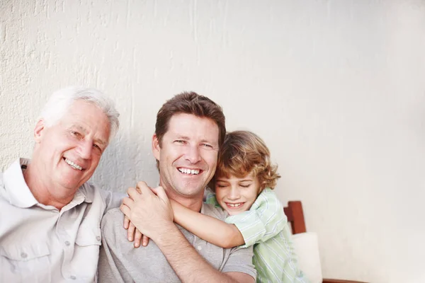 Byliśmy typem rodziny all-in. Portret przystojnego mężczyzny siedzącego z ojcem i synem.. — Zdjęcie stockowe