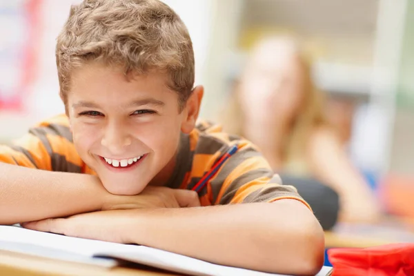 数学の宿題を全部やりました。幸せな少年は彼の腕の上に彼の頭を休ませ、あなたに笑顔- copyspace. — ストック写真