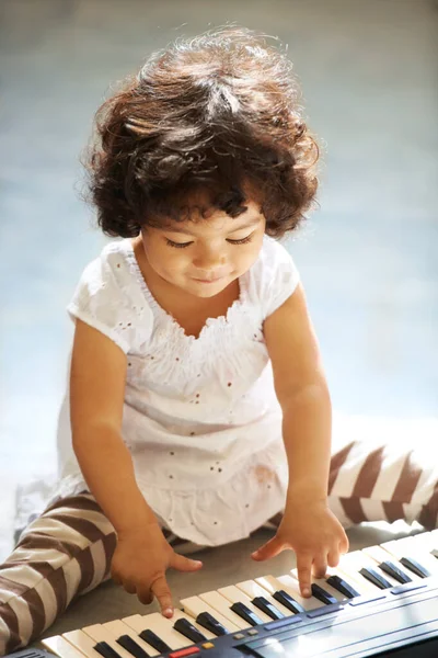 Leren als ze groeit. Shot van een schattig klein meisje thuis. — Stockfoto