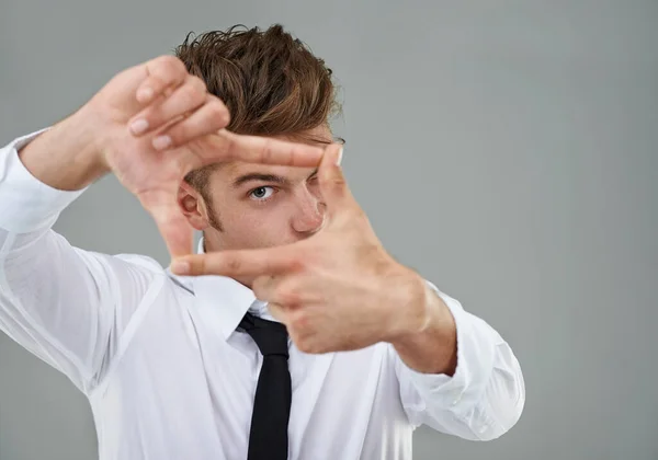 Afbeelding perfect. Een jongeman draagt een hemd en stropdas om zijn oog tussen zijn vingers.. — Stockfoto