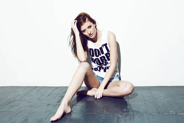 Sin preocupaciones y casuales. Una hermosa joven modelo posando en un estudio en ropa casual. —  Fotos de Stock