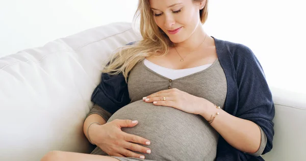 Ich kann es kaum erwarten, mein neues großes Abenteuer zu erleben. Aufnahme einer schwangeren Frau, die ihren Bauch zu Hause hält. — Stockfoto