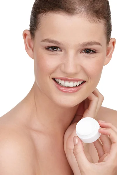 Usa una crema idratante che corrisponde al suo tipo di pelle. Foto ravvicinata di una bella adolescente con una vasca di crema idratante. — Foto Stock