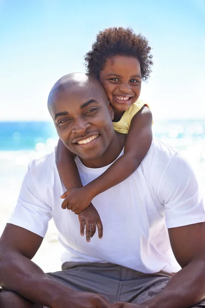 Pappor bäst. En söt ung afrikansk flicka med sin far på stranden. — Stockfoto