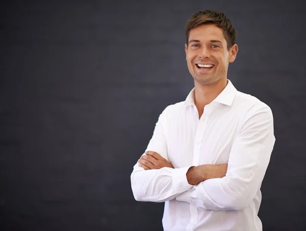 Heureux d'être au travail. Portrait d'un jeune homme d'affaires heureux. — Photo