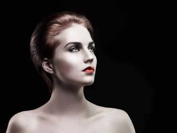 Skönhetens mörkare sida. En vacker kvinna som tittar bort med mörk make up på. — Stockfoto