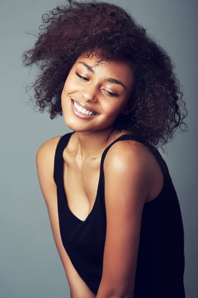Jej osobowość błyszczy. Uśmiechnięta młoda kobieta z afro. — Zdjęcie stockowe