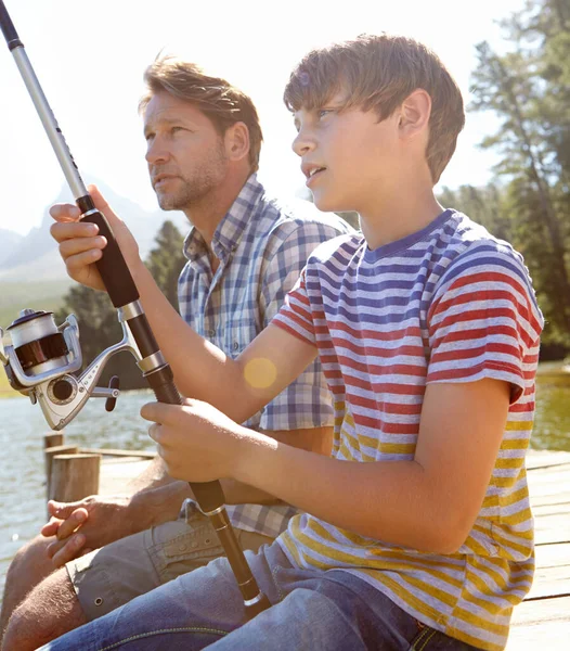 Mira esa línea. Tiro de un padre e hijo pescando juntos. — Foto de Stock