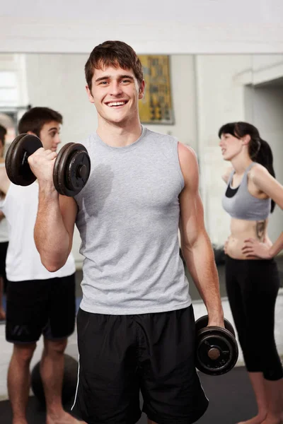 Encontré el gimnasio adecuado para mí. Una foto de un joven haciendo ejercicio en el gimnasio. — Foto de Stock