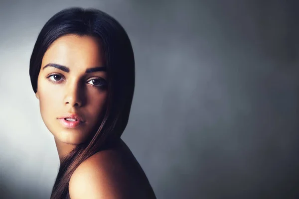 Su belleza es natural. Fotografía de una hermosa joven en el estudio. —  Fotos de Stock