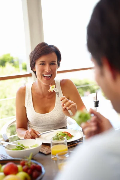 좋은 음식, 좋은 기분. 잘 모르는 사람 과 점심을 먹고 있는 매력적 인 여자의 사진. — 스톡 사진