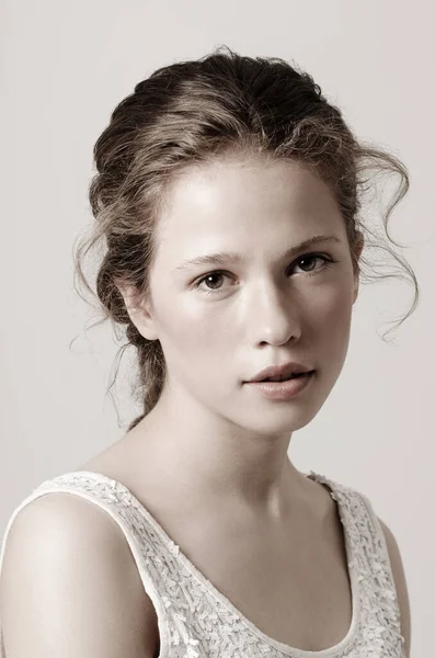 Beleza perfeita. Retrato de uma jovem mulher linda. — Fotografia de Stock