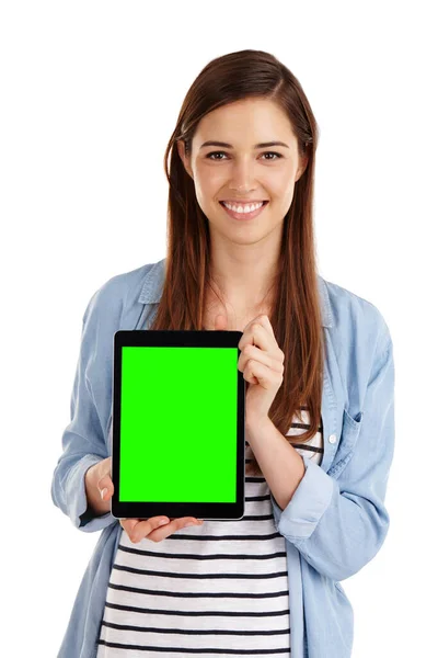 So stolz auf meine neue Webseite. Eine junge Frau hält ein digitales Tablet mit grünem Bildschirmkopierraum. — Stockfoto