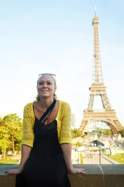 Haciendo recuerdos de vacaciones. Una joven atractiva vista de la ciudad de París. — Foto de Stock