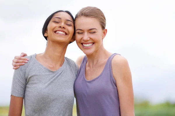 Cvičení kamarádi na celý život. Dvě mladé dámy se spolu smějí. — Stock fotografie