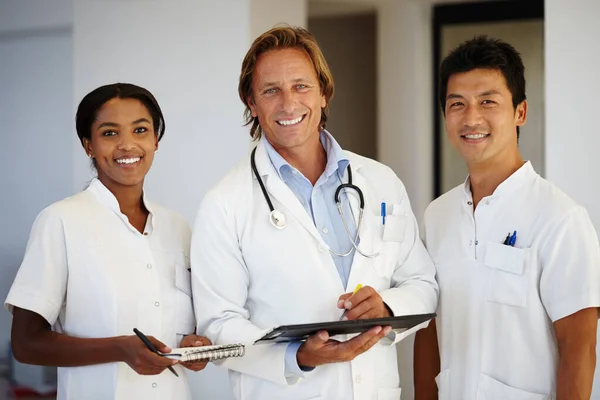Usar la tecnología para un mañana más saludable. Retrato de tres profesionales médicos que trabajan con una tableta digital. —  Fotos de Stock