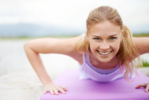 Sich selbst pushen. Aufnahme einer jungen Frau beim Yoga im Freien. — Stockfoto