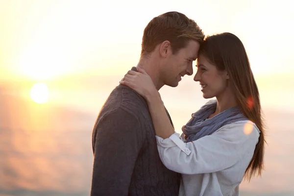 So etwas wie junge Liebe gibt es nicht. Ein junges Paar genießt einen romantischen Moment zusammen am Strand. — Stockfoto