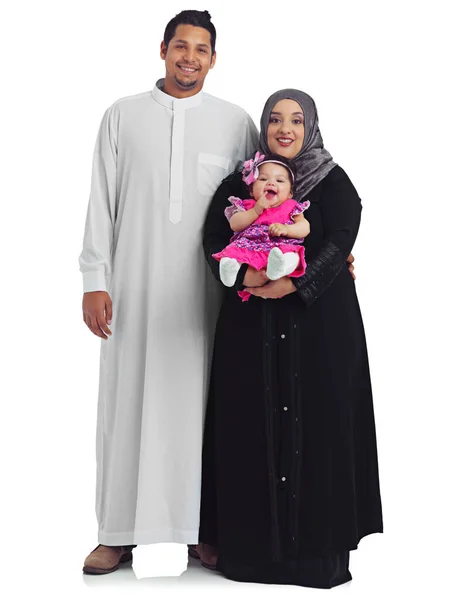 Hayatımızın neşesi o. Beyaz tenli mutlu bir müslüman ailenin stüdyo portresi.. — Stok fotoğraf
