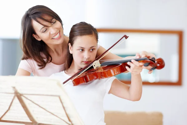 L'allenamento e 'perfetto, ragazza mia. Una madre che aiuta sua figlia mentre pratica il violino - Copyspace. — Foto Stock