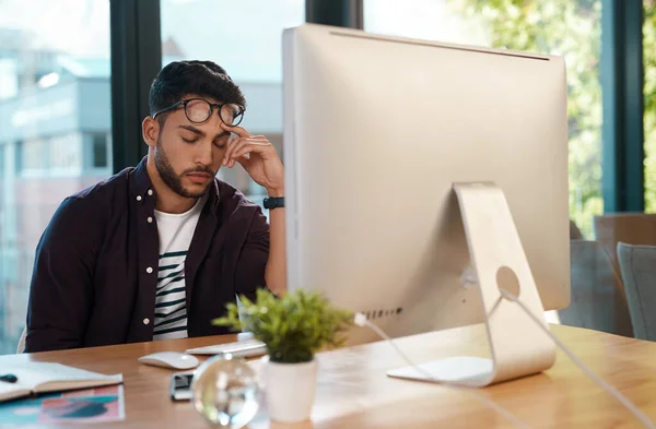 Tak ospalý. Vystřižený záběr pohledného mladého podnikatele, který se cítí ohromený a usíná, zatímco sedí u počítače ve své kanceláři. — Stock fotografie