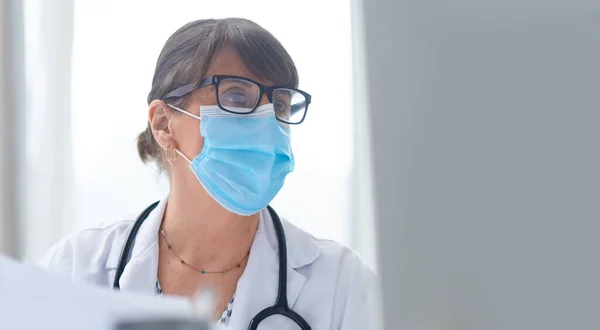 Quel soulagement d'avoir enfin compris ça. Prise de vue d'une femme médecin mature portant un masque dans son bureau. — Photo