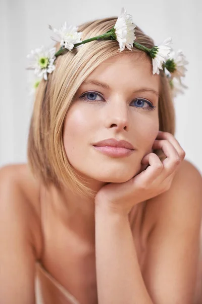 Rainha da flor. Um retrato de uma bela jovem mulher usando uma coroa de flores. — Fotografia de Stock