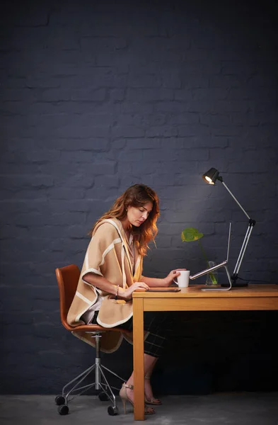 일하는 스타일. 책상에서 디지털 태블릿으로 일하는 여자의 사진. — 스톡 사진