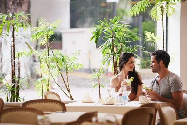 두 명을 위한 테이블. 훌륭 한 식당에서 낭만적 인 데이트를 하는 남녀. — 스톡 사진