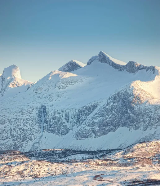 Picos cobertos de neve. Uma bela vista das montanhas cobertas de neve. — Fotografia de Stock