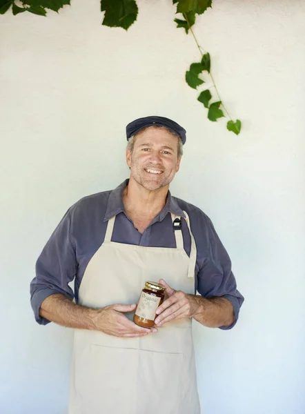 Van mijn keuken naar de jouwe. Gehakt van een persoon die een pot vers gemaakte jam vasthoudt. — Stockfoto