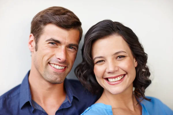 Vive. Ríete. Amor... Retrato de una hermosa pareja sonriendo felizmente mientras pasan tiempo juntos. —  Fotos de Stock