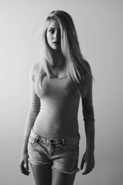 Wahre Schönheit kommt von innen. Schwarz-Weiß-Bild einer schönen jungen Frau, die in einem Studio posiert. — Stockfoto