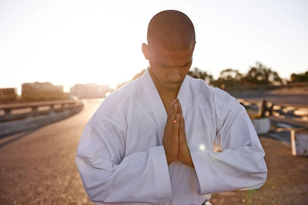 Hledám klid a mír. Meditativní mladý karate praktik v gi. — Stock fotografie