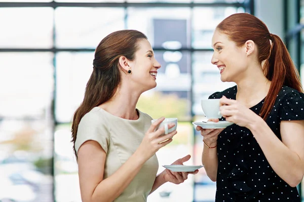 Parle-moi de ton week-end. Plan recadré de deux femmes d'affaires debout et bavardant pendant une pause café. — Photo