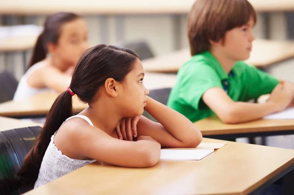 J'aimerais qu'ils puissent jouer dehors. Chercheurs assis dans une salle de classe l'air ennuyé. — Photo