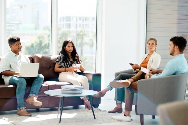 Girare per la stanza per condividere le loro idee. Foto di un gruppo di uomini d'affari che discutono in un ufficio. — Foto Stock