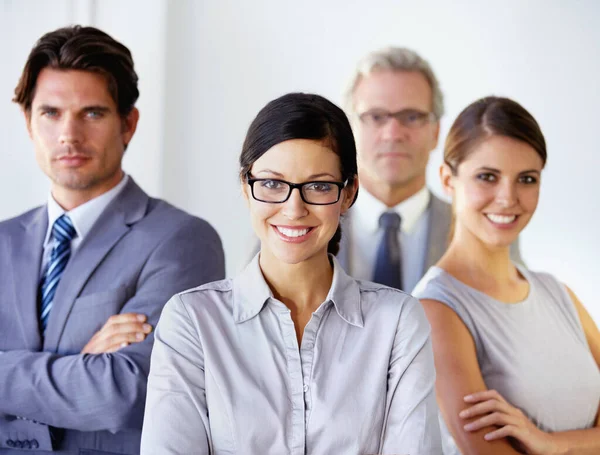Je to tým, který míří k úspěchu. Důvěryhodný tým podnikatelů stojící při sobě - portrét. — Stock fotografie