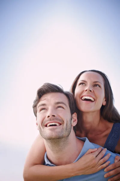 Divertente passare del tempo insieme. Un bell'uomo cavalcando la sua amorevole moglie all'aperto. — Foto Stock