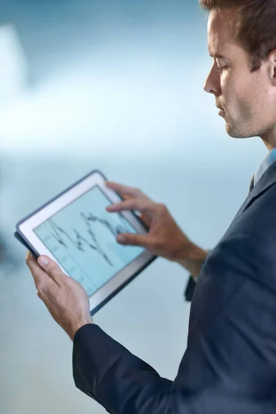 Vamos ver o que os números nos dizem. Imagem recortada de um empresário segurando um tablet digital. — Fotografia de Stock