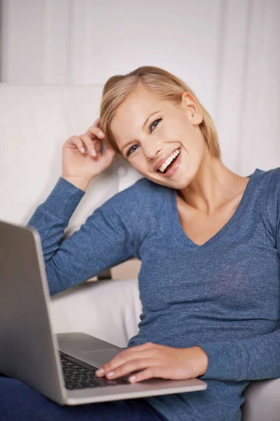 Bestes Ergebnis ihrer Highscore. Porträt einer schönen jungen Frau mit Laptop. — Stockfoto