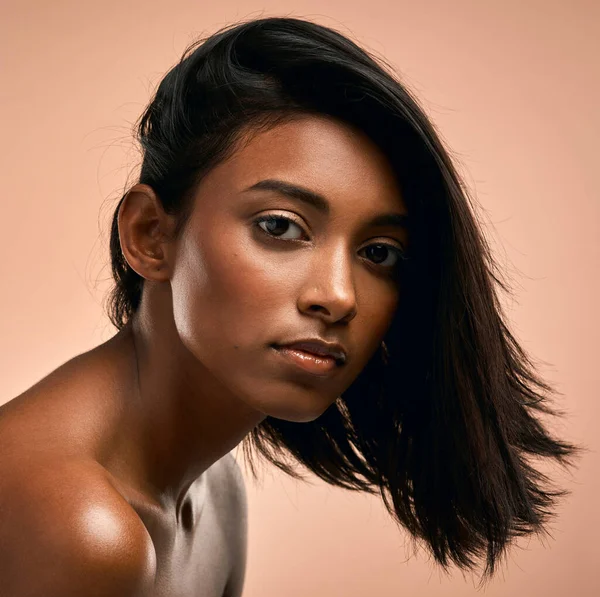 Az egyetlen dolog, amit tőlem kapsz, az egy határ. Egy gyönyörű fiatal nő portréja barna háttér előtt.. — Stock Fotó