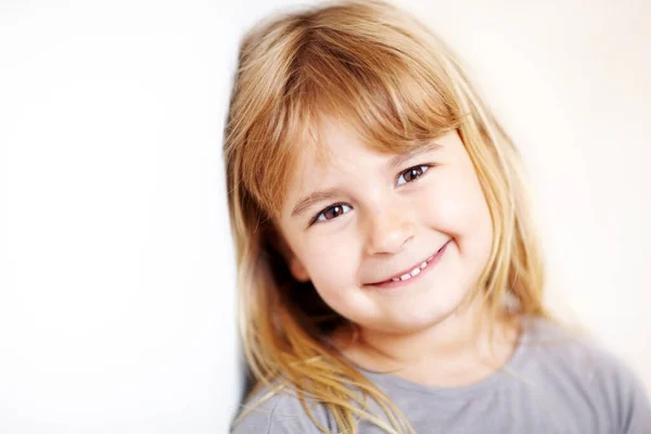 Tiene una sonrisa tan dulce. Una linda niña rubia sonriendo a la cámara - copyspace. —  Fotos de Stock