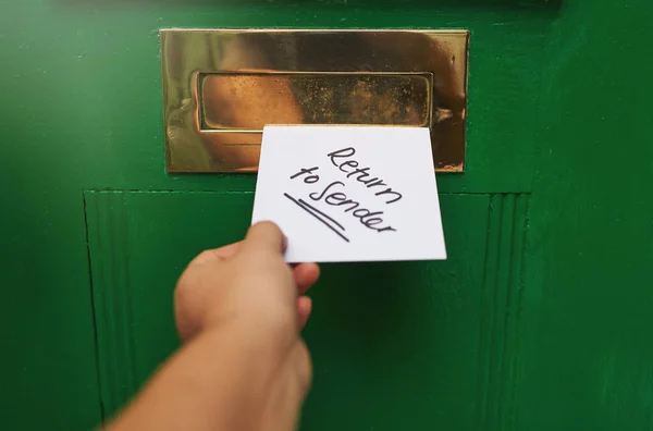 Gönderene iade et. Bir kişinin posta kutusuna mektup yerleştirirken çekilmiş görüntüsü.. — Stok fotoğraf