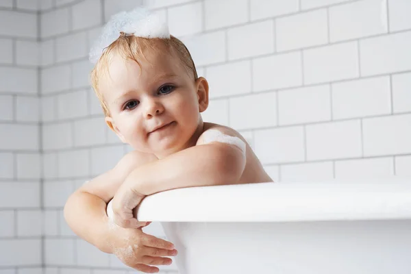 Esperando a que mami me lave. Retrato de un adorable niño de pie en la bañera. —  Fotos de Stock