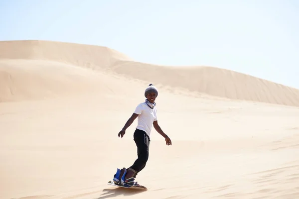 让我们把沙子切碎.一个年轻人在沙漠中沙滩上的画像. — 图库照片