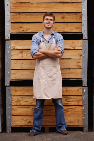 Er ist stolz auf die Arbeit, die er geleistet hat. Porträt eines jungen Winzers vor Holzkisten. — Stockfoto