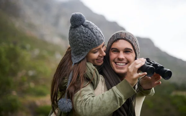 Die Aussicht als Wanderung auf den Gipfel. Ein junges Paar, das die Landschaft bei einer Bergwanderung genießt. — Stockfoto