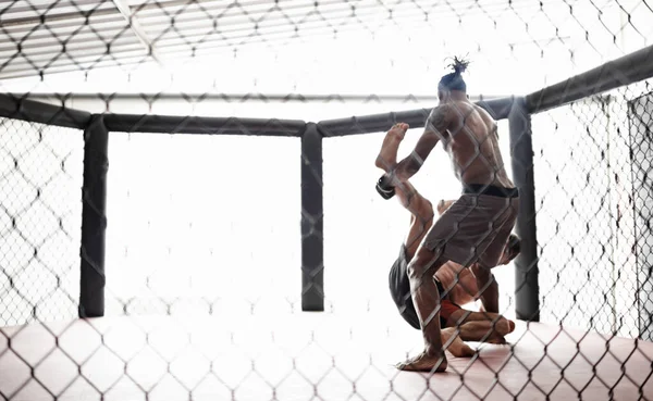 Training voor de grote dag. Twee kickboxers in opleiding. — Stockfoto