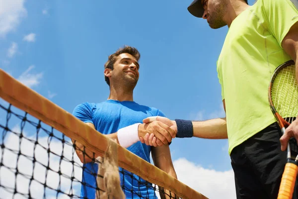 Deras vänner och stora rivaler på planen. Två manliga tennisspelare på planen. — Stockfoto